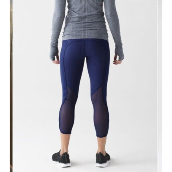 VGU Lululemon Beat the Heat Crop Hero Blue Navy Keyhole 10 - Picture 3 of 10